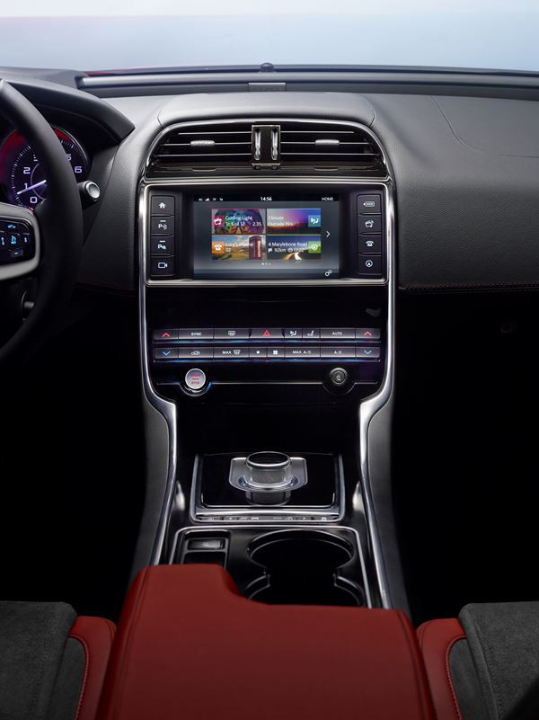 La nouvelle berline sportive Jaguar XE à propulsion affiche un style aérodynamique