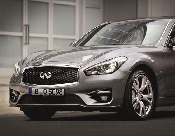 La nouvelle berline Infiniti Q70 affiche des courbes sensuelles