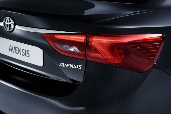 La Toyota Avensis adopte des lignes plus dynamiques