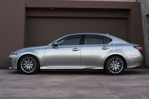La Lexus GS s’offre un style plus affirmé et de nouveaux équipements technologiques