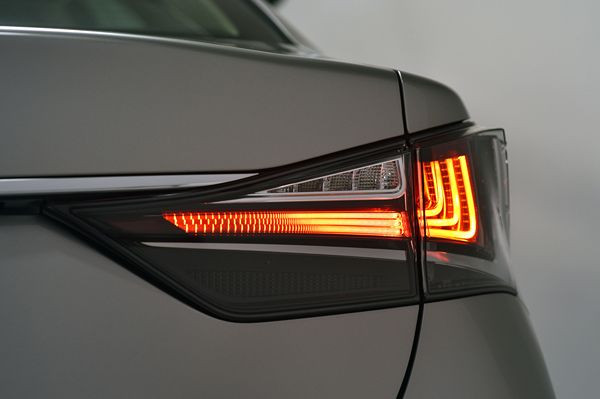 La Lexus GS s’offre un style plus affirmé et de nouveaux équipements technologiques