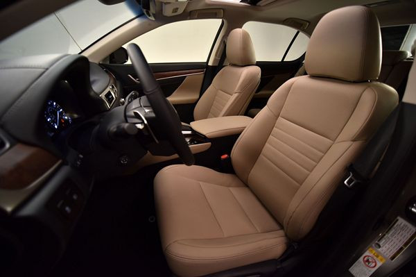 La Lexus GS s’offre un style plus affirmé et de nouveaux équipements technologiques