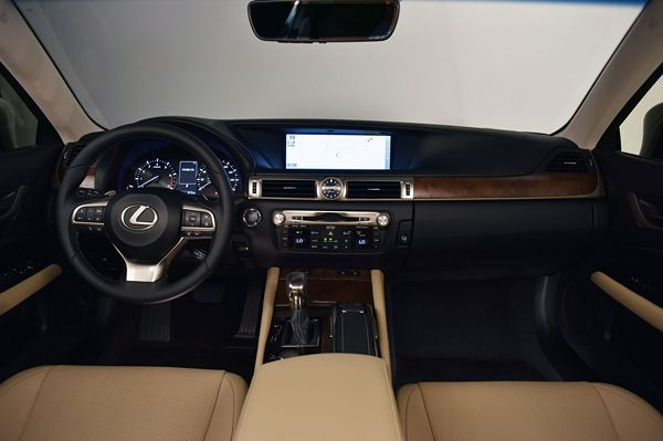 La Lexus GS s’offre un style plus affirmé et de nouveaux équipements technologiques