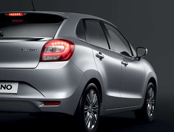 La berline compacte Suzuki Baleno en approche