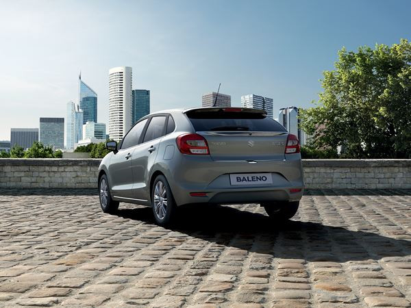 La berline compacte Suzuki Baleno en approche