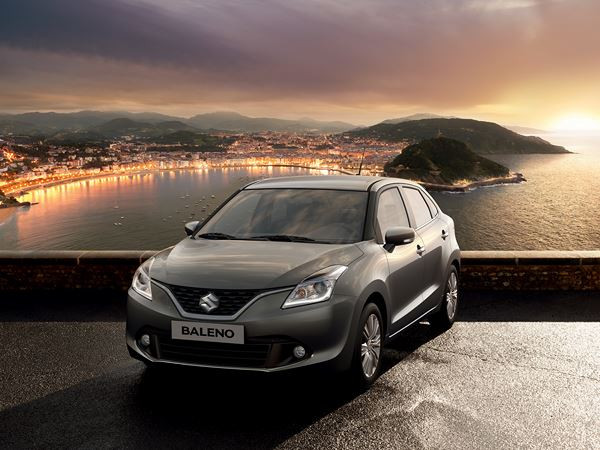 La berline compacte Suzuki Baleno en approche