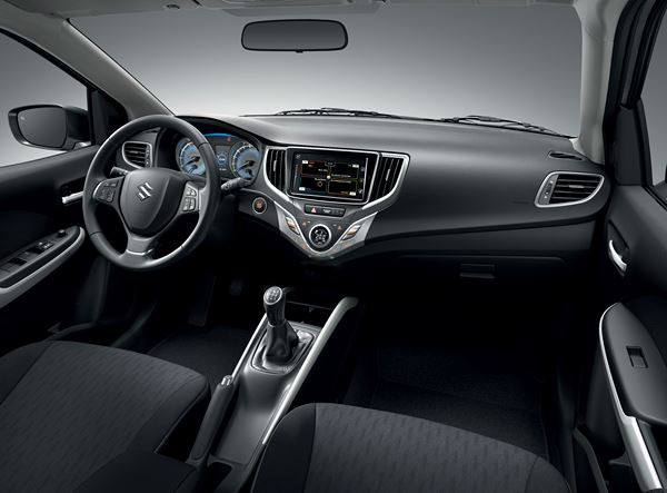 La berline compacte Suzuki Baleno en approche