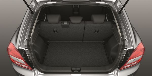 La berline compacte Suzuki Baleno en approche