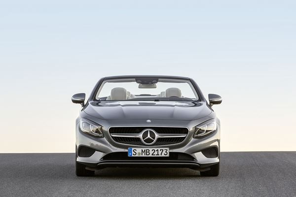 La Mercedes-Benz Classe S Cabriolet se démarque par un design distingué