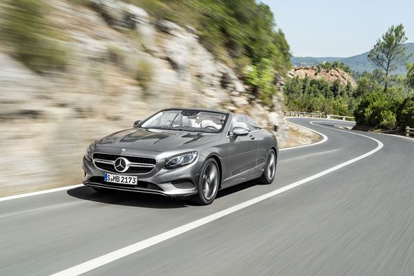 La Mercedes-Benz Classe S Cabriolet se démarque par un design distingué