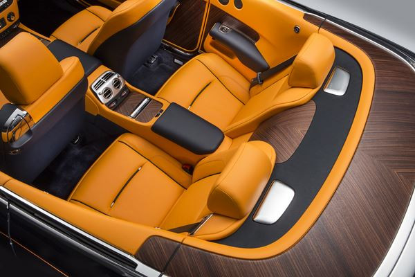 Rolls-Royce Dawn: une voiture de luxe à toit ouvert sans concession