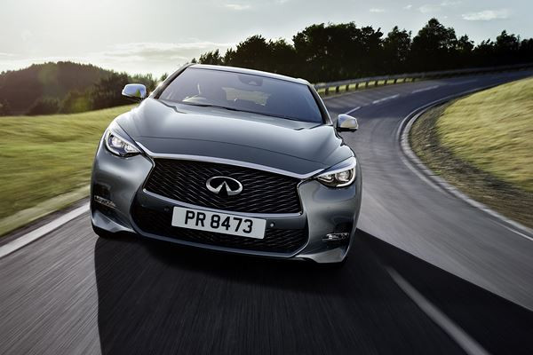 La berline Infiniti Q30 affiche une silhouette audacieuse