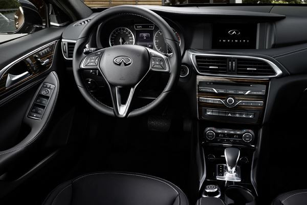 La berline Infiniti Q30 affiche une silhouette audacieuse
