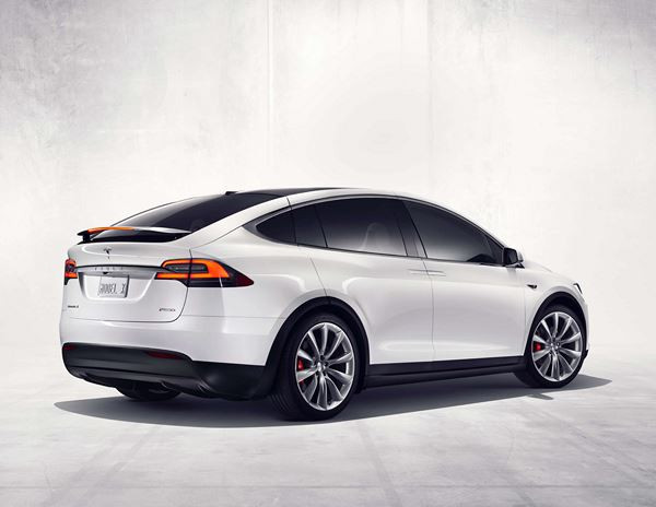 Tesla Model X: une berline électrique sept places dotée de portes arrière en élytre