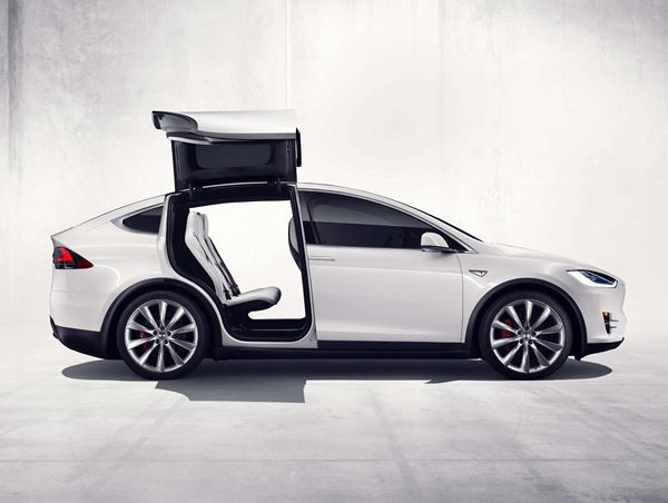 Tesla Model X: une berline électrique sept places dotée de portes arrière en élytre