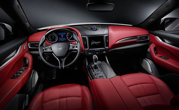 Le SUV de luxe Maserati Levante affiche une face avant massive