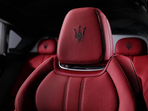 Le SUV de luxe Maserati Levante affiche une face avant massive