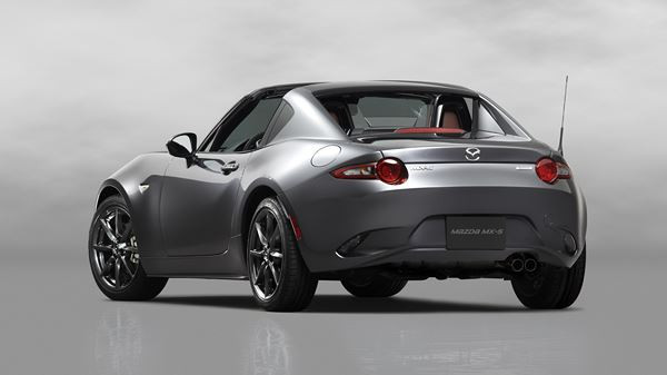 Le Mazda MX-5 RF à toit rigide rétractable en approche