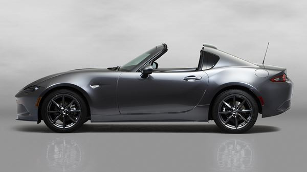Le Mazda MX-5 RF à toit rigide rétractable en approche