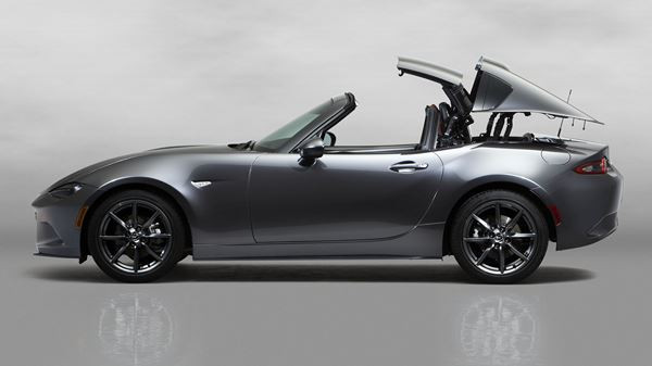Le Mazda MX-5 RF à toit rigide rétractable en approche