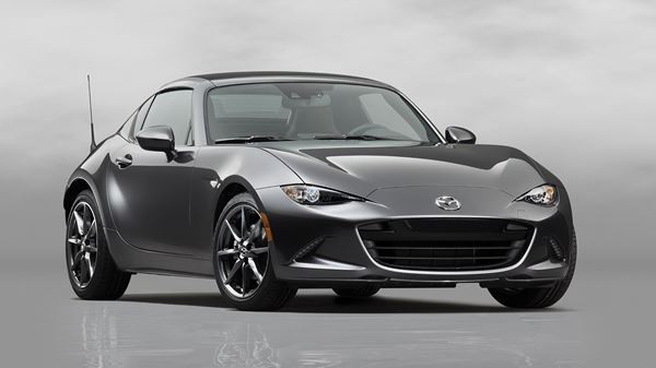 Le Mazda MX-5 RF à toit rigide rétractable en approche