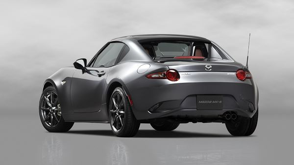 Le Mazda MX-5 RF à toit rigide rétractable en approche