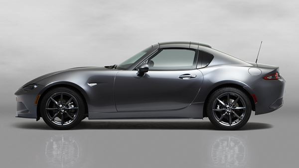 Le Mazda MX-5 RF à toit rigide rétractable en approche