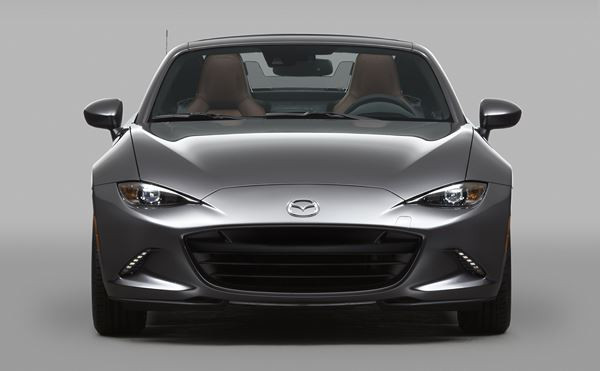 Le Mazda MX-5 RF à toit rigide rétractable en approche