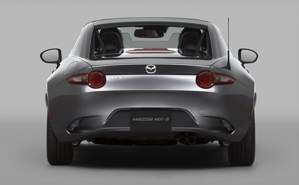 Le Mazda MX-5 RF à toit rigide rétractable en approche