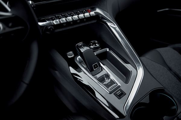 Le SUV compact Peugeot 3008 affiche un design et un cockpit spectaculaires