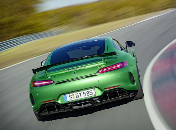 Le Mercedes-AMG GT R intègre des technologies issues du sport automobile