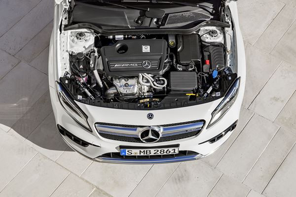 Le Mercedes-AMG GLA 45 4MATIC affiche une façade affinée