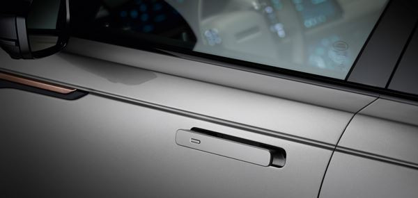 Le Range Rover Velar affiche un design puissant avec une partie arrière fuselée