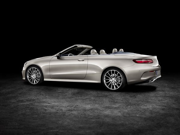 La Mercedes Classe E Cabriolet perpétue la tradition de la capote en tissu