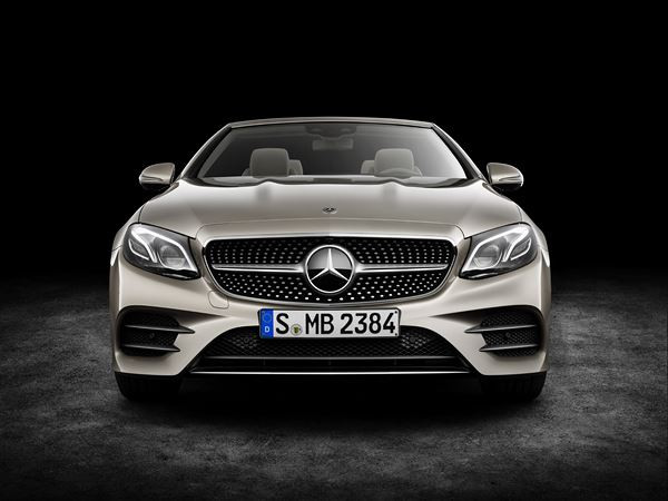 La Mercedes Classe E Cabriolet perpétue la tradition de la capote en tissu