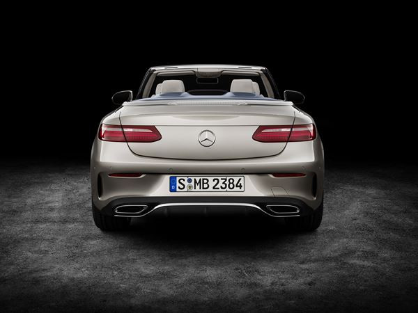 La Mercedes Classe E Cabriolet perpétue la tradition de la capote en tissu