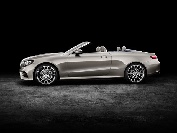 La Mercedes Classe E Cabriolet perpétue la tradition de la capote en tissu