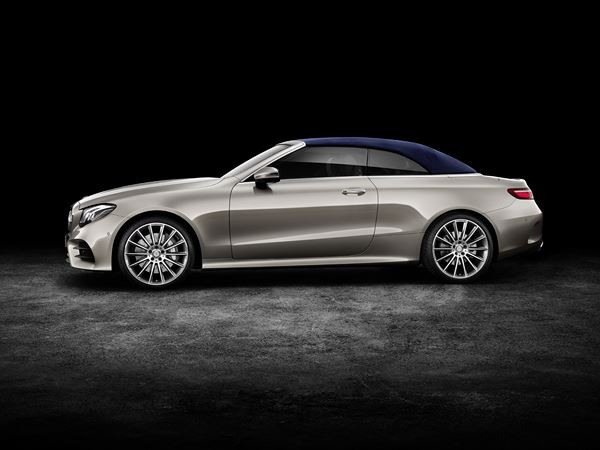 La Mercedes Classe E Cabriolet perpétue la tradition de la capote en tissu