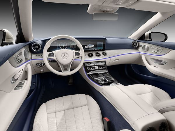 La Mercedes Classe E Cabriolet perpétue la tradition de la capote en tissu