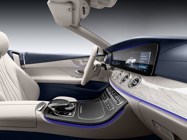 La Mercedes Classe E Cabriolet perpétue la tradition de la capote en tissu