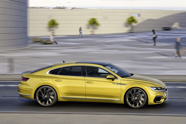 La berline Grand Tourisme Volkswagen Arteon affiche une ligne de toit étirée