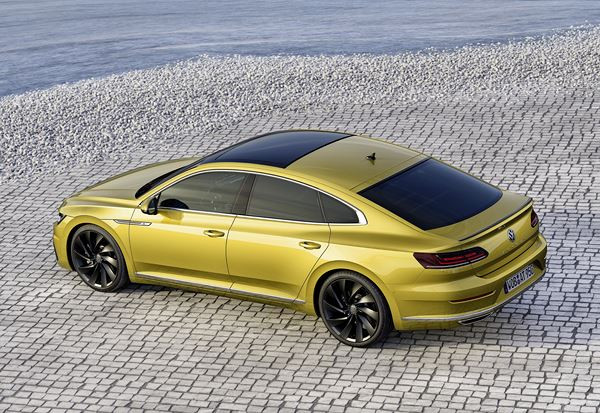 La berline Grand Tourisme Volkswagen Arteon affiche une ligne de toit étirée