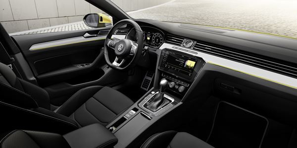 La berline Grand Tourisme Volkswagen Arteon affiche une ligne de toit étirée