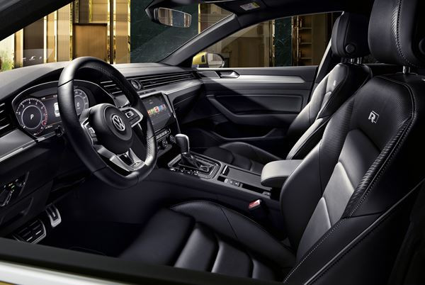La berline Grand Tourisme Volkswagen Arteon affiche une ligne de toit étirée