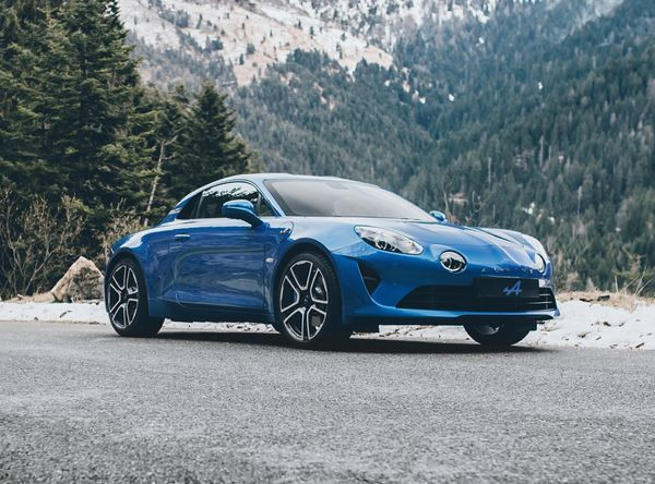 Le coupé deux places à moteur central arrière Alpine A110 reprend la piste