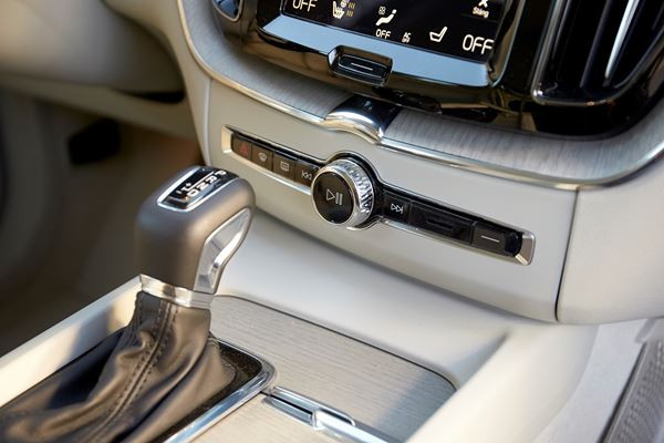 Le SUV premium Volvo XC60 arbore des lignes athlétiques sculptées