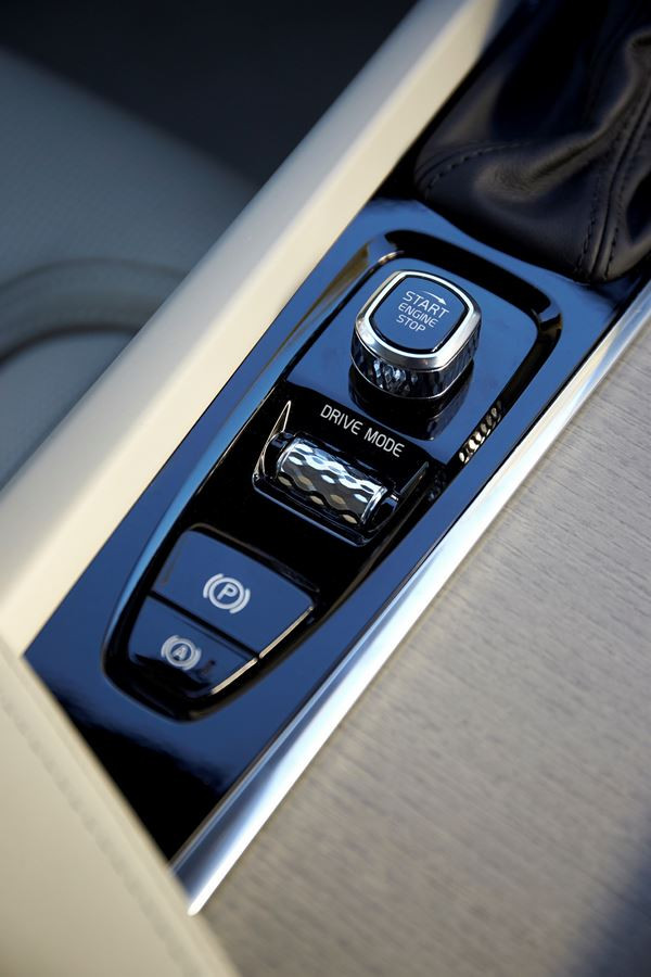 Le SUV premium Volvo XC60 arbore des lignes athlétiques sculptées
