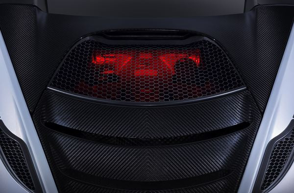 La supercar McLaren 720S embarque un moteur V8 4 litres biturbo de 720 ch