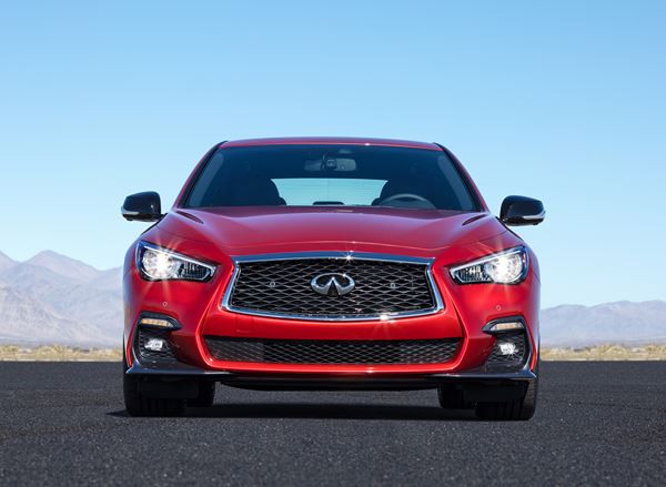 La berline sportive Infiniti Q50 s'offre un design intérieur et extérieur actualisé