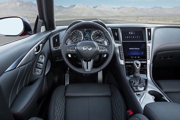 La berline sportive Infiniti Q50 s'offre un design intérieur et extérieur actualisé